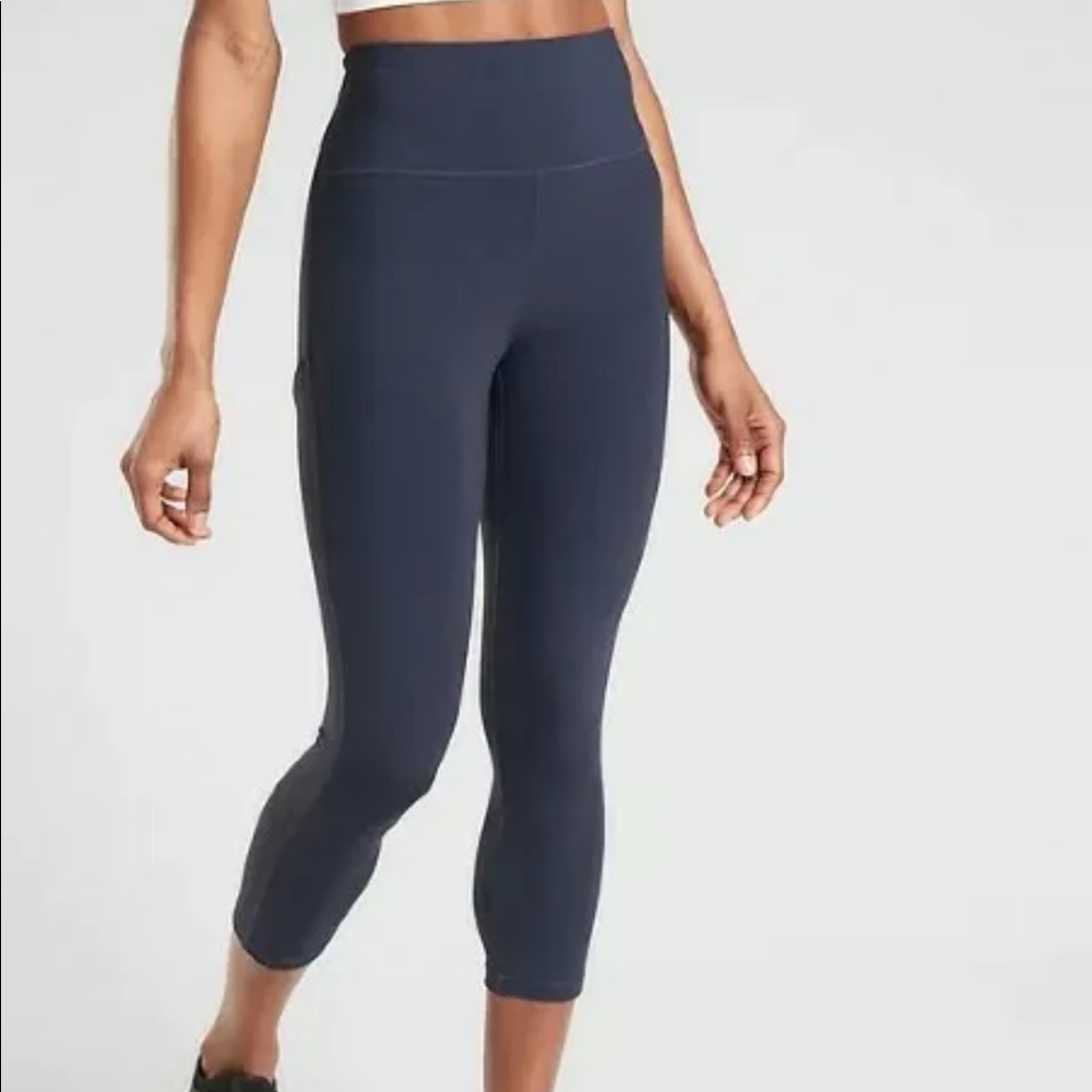 Athleta ULTIMATE STASH POCKET CAPRI Sz M